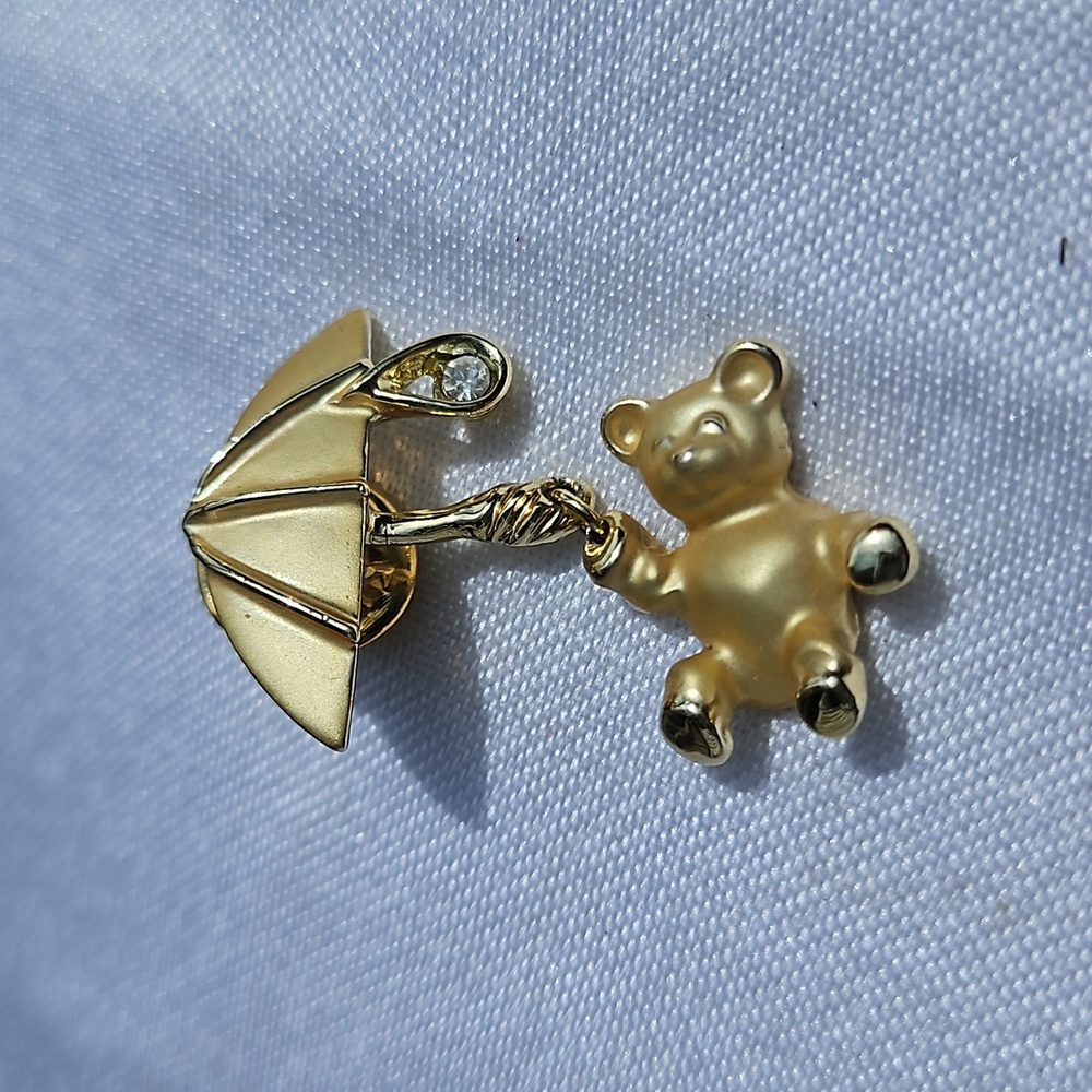 Giusti Bear With Dangle Umbrella Rain Drop Gold tone lapel pin #194